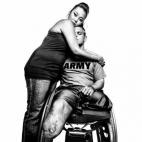 Sargento Tim Johannsen y su esposa, Jacquelyne Kay, en la unidad de rehabilitación de centro médico militar Walter Reed en Washington D.C., 2008.