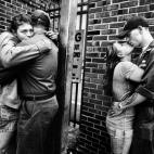 Parejas despidiéndose antes de que parta el buque de asalto U.S.S. San Antonio, 2008.