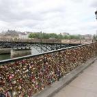 Empleados del ayuntamiento de Paris retira los candados de amor colgados de las barandillas del Puente de las Artes en París, Francia.