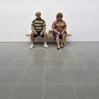 Una escultura llamada 'Pareja de ancianos en un banco', hecha por el artista estadounidense Duane Hanson, se exhibe en la galería Serpentine Sackler en Londres, Inglaterra.