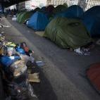 Vista de las tiendas de campaña en un campamento de inmigrantes bajo las vías del metro de París en el Boulevard de la Chapelle.