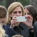 La infanta Cristina toma una foto durante el acto.