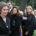 La infanta Cristina junto a su prima, Alexia de Grecía, y el príncipe Felipe. En primer término, la reina Sofía.