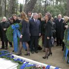 Las infantas y el príncipe Felipe colocan coronas en el acto conmemorativo por los 50 años de la muerte de su abuelo, Pablo I de Grecia. Detrás, la reina Sofía.