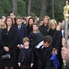 La infanta Sofía junto a su hermana Irene de Grecia en el acto por el 50 aniversario de la muerte de su padre, Pablo I de Grecia. Tras ellas, el príncipe Felipe y la infanta Cristina.