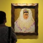 Una mujer observa el cuadro Autorretrato como tehuana o Diego en mi pensamiento, de Frida Kahlo, en el museo Martin-Gropius-Bau de Berlín, en 2010.