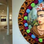 Diálogo interior con Frida Kahlo, 2001, un autorretrato fotográfico de la artista japonesa Yasumasa Morimura vestida como Frida Kahlo en el Instituto de Arte Contemporáneo de Boston, en 2004.