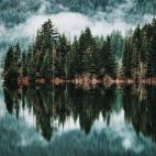 Montañas de Sound Greenway en el lago Keechelus, cerca del Bosque Nacional de Wenatchee National en el estado de Washington. Foto de Valeriy Poltorak/Snapwire.