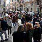 Gent&iacute;o en la entrada y alrededores del templo