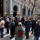 Poca distancia y mucha gente a las puertas del templo