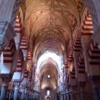 Visitar la Mezquita de lunes a sábado entre las 8 y las 9:30 de la mañana no cuesta ni un céntimo. Cierto es que madrugar cuando uno está de vacaciones no es lo más apetecible, pero en este caso merece la pena. Además de ahorrarte un diner...