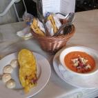 Flamenquines, salmorejo, berenjenas con miel… en Córdoba hay más posibilidades de comer bien que mal, aunque este porcentaje no nos libra de caer en uno de esos restaurantes pensado exclusivamente para desplumar al turista: con una calidad p...