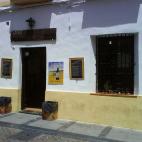 Si a mediodía pasas por la Mezquita no olvides reponer fuerzas en el Bar Santos, donde el salmorejo y la tortilla de patata son las tapas estrella. Un poco más alejado queda el Mercado Victoria con gran variedad de pinchos a los que es difíci...