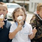 Unos niños comen un helado en Appleby, Inglaterra.