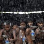 Varios inmigrantes recogen agua en el campo de refugiados de Kayin Chaung en la localidad de MaungDaw, al este de Birmania.