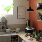 Piensa en todo lo que pones ahí: carne cruda, verduras y hortalizas sin lavar, bolsas de la compra, y hasta tu bolso, que tendrá la parte inferior repleta de gérmenes. Según la investigación llevada a cabo por NSF, en el 30% de las encimera...