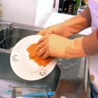 "Piensa en todo lo que pones en el fregadero", nos dice Johnson. Por ejemplo, desperdicios de comida, o los desechos de las patatas y otras hortalizas al lavarlas. Además, la gente también utiliza el fregadero para limpiar otros utensilios de ...