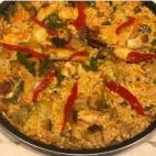 Este delicioso plato con berenjena, pimientos verdes y rojos, alcachofa, champi&ntilde;ones y cebolla puede hacerse con pechuga de pollo o con alitas. En la receta completa puedes consultar los pasos a seguir.