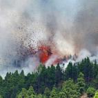 Primeras expulsiones de lava y piroclastos