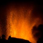 Restos volc&aacute;nicos salen disparados tras la erupci&oacute;n