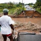 Puente destruido en la isla francesa de Guadalupe.
