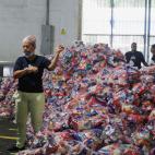 Preparan bolsas de ayuda en Dominicana.