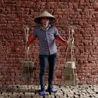 Phung Thi Hai, de 54 a&ntilde;os, porta ladrillos de una f&aacute;brica a las afueras de Hanoi, Vietnam. Pertenece al grupo de 25 mujeres que trabajan en la factor&iacute;a y cada d&iacute;a leva unos 3.000 ladrillos hasta el horno. &quot;Es inj...
