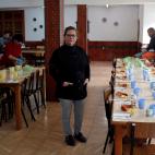 Ana Mar&iacute;a Garc&iacute;a, de 58 a&ntilde;os, cocinera, posa mientras sus compa&ntilde;eros de trabajo preparan el almuerzo diario para los estudiantes en el comedor de una escuela de primaria de Ronda, cerca de M&aacute;laga. &quot;Por eje...