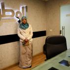 Samah Abdelaty, de 38 a&ntilde;os, periodista y jefa del departamento de investigaci&oacute;n del diario Al Watan, en la sede del peri&oacute;dico en El Cairo, Egipto. &quot;No recuerdo que haya tenido ninguna discriminaci&oacute;n de g&eacute;n...