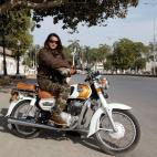 Mehwish Ekhlaque, de 26 a&ntilde;os, motera y entrenadora, en Karachi, Pakist&aacute;n. &quot;Cuando plane&eacute; la Paquist&aacute;n Bike Tour, muchos de mis colegas masculinos me dijeron como consejo que no lo hiciera, que no iba a ser ni seg...