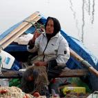 Chrifa Nimri, de 69 a&ntilde;os, pescadora, arregla una red despu&eacute;s de regresar de la faena en el puerto de Sidi Bou Said, en T&uacute;nez. &quot;Al comienzo de mi carrera pesquera todo el mundo me dec&iacute;a que el comercio era para ho...
