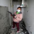 Deng Qiyan, de 47 a&ntilde;os, madre de tres hijos y trabajadora de decoraci&oacute;n una empresa de reformas, posa en un edificio de apartamentos en construcci&oacute;n en Pek&iacute;n, China. &quot;A veces la desigualdad de g&eacute;nero se da...