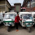 Januka Shrestha, de 25 a&ntilde;os, conductora de tuk tuk, el tradicional motocarro de Katmand&uacute;, Nepal. &quot;No hay diferencia en un veh&iacute;culo conducido por una mujer y el que lleva un hombre. A veces hay quien trata de dominarte e...