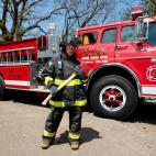 Yolaina Ch&aacute;vez Talavera, de 31 a&ntilde;os, bombera, ante un cami&oacute;n en su estaci&oacute;n de Managua, Nicaragua. &quot;En mis primeros d&iacute;as como bombera, los hombres, mis compa&ntilde;eros de equipo, pensaban que no durar&ia...