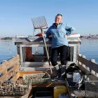 Valerie Perron, de 53 a&ntilde;os, posee una granja de ostras. En la imagen aparece en su barco en Andernos, suroeste de Francia. &quot;No hay que olvidar que son las mujeres, las mam&aacute;s, las que cr&iacute;an a los ni&ntilde;os. Cambiar de...