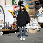 Jeung Un, 27 a&ntilde;os, fot&oacute;grafa independiente, posa en un lugar del centro de Se&uacute;l ocupado por manifestantes. &quot;La mayor&iacute;a de los medios de comunicaci&oacute;n prefieren contratar a fot&oacute;grafos masculinos. Cuan...