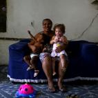 Lina Maria da Silva, de 62 a&ntilde;os, ni&ntilde;era, con los cr&iacute;os que cuida en Cantagalo, R&iacute;o de Janeiro, Brasil. &quot;Nunca me han tratado mal en mi trabajo. Siempre he sentido mucho afecto por parte de las familias con las qu...