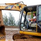 Grace Ocol, de 40 a&ntilde;os, operadora de retroexcavadora, madre de tres hijos, posa en Tubay, Agusan del Sur, Filipinas. &quot;Hay apenas unas cuantas mujeres llevando camiones o excavadoras. Si los hombres pueden hacerlo, &iquest;por qu&eacu...