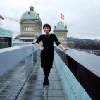 La presidenta suiza y ministra de Medio Ambiente, Transporte, Energ&iacute;a y Comunicaciones, Doris Leuthard, de 54 a&ntilde;os, posa en la azotea del Parlamento en Berna. Leuthard dice que sigue viendo la desigualdad de g&eacute;nero en su lug...