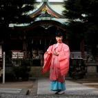 La sacerdotisa sinto&iacute;sta Tomoe Ichino, de 40 a&ntilde;os, posa en el Santuario de Imado en Tokio. &quot;En general, la gente piensa que ser una sacerdotisa es una profesi&oacute;n de hombre. La gente no sabe que existimos, por lo que...