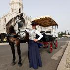 Gabriela Santos, de 26 a&ntilde;os, conductora de carruajes para turistas, junto al monasterio de los Jer&oacute;nimos en Lisboa, Portugal. &quot;En mi trabajo es mejor ser mujer que hombre, porque nosotras somos m&aacute;s cuidadosas con los ca...