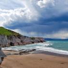 Sorprende cómo el Flysch de Zumaia es tan conocido por el viajero empedernido pero tan poco conocido por el turista medio, teniendo en cuenta semejante formación geológica. Este gran tesoro de la costa guipuzcoana recorre 13 kilómetros conta...