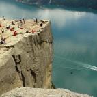 La cima de la enorme roca Preikestolen trae aquí a muchos visitantes cada año que no quieren perderse la sensación de sentirse como los reyes del mundo. Las más de dos horas de escarpada subida hasta la cima, a más de 600 metros de altura, ...