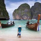 Koh Phi Phi, es decir, la Isla de Phi Phi, es realmente uno de los archipiélagos más conocidos de Tailandia, en el mar de Andamán. Las enormes formaciones rocosas del archipiélago hacen de Phi Phi un lugar único, con enormes acantilados y p...