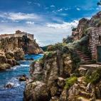 Al sur de Croacia se encuentra la ciudad medieval de Dubrovnik, uno de los lugares con más encanto de la costa Dálmata. Las famosas Murallas de Dubrovnik se encuentran sobre un espectacular acantilado, una formación muy común a lo largo de t...
