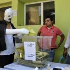 Un hombre herido en el rally prokurdo del 5 de junio, vota en Diyarbakir.