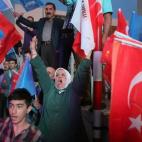 Partidarios de Erdogan corean lemas y ondean banderas frente a la sede del partido.