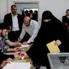 Una mujer velada, la imagen de la Turquía más tradicional, vota.