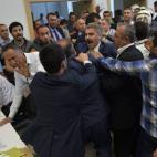 Los representantes de los partidos políticos se enzarzan a la hora de contar los votos.