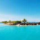 Para el país del mundo situado "en el nivel más bajo a nivel del mar" y construido sobre una precaria barrera de coral, el cambio climático es un problema urgente. La subida del nivel del mar amenaza seriamente la existencia de Maldivas, mien...